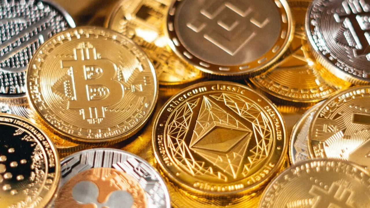 DOGE, SHIB или XYZVerse: какая криптомонета сейчас на пике роста?