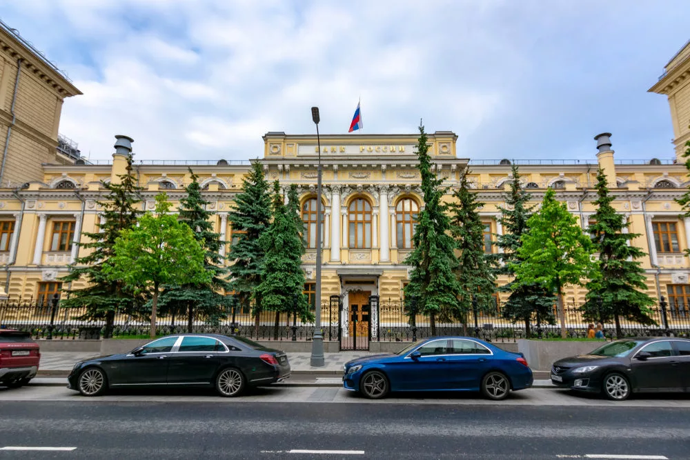 ЦБ РФ смягчает курс: ключевая ставка снижена до 18% впервые за три года