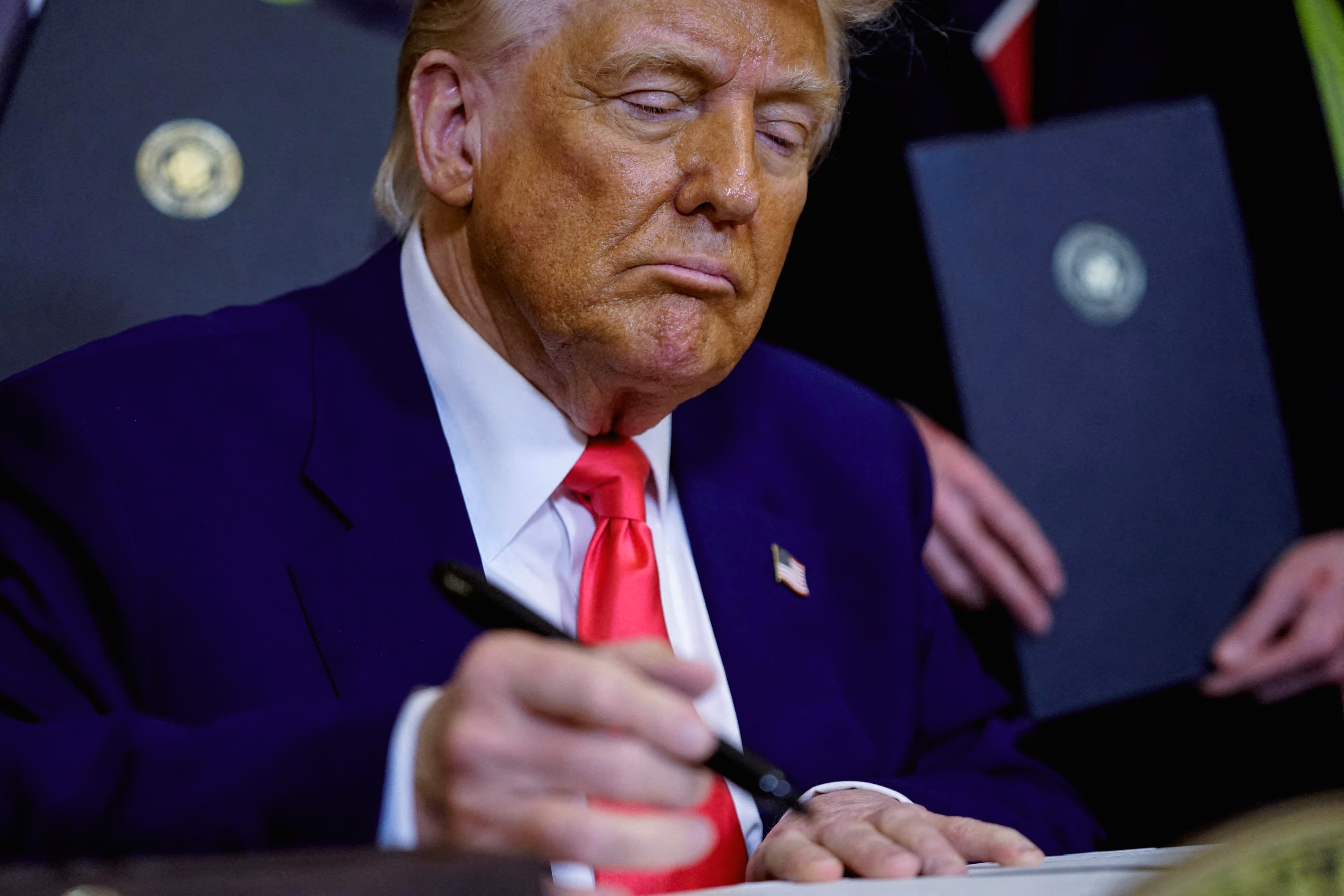 Трамп дает отсрочку: США могут продлить тарифную паузу