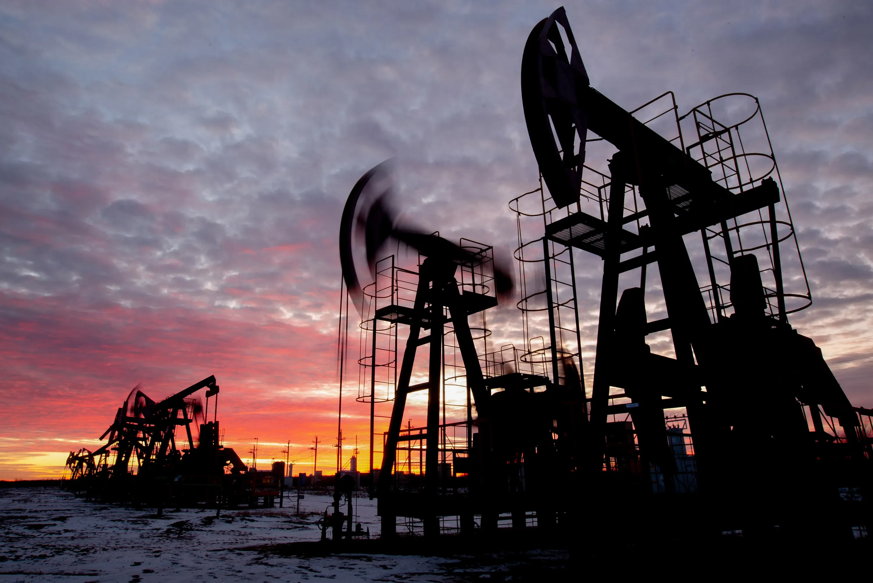 Нефть дешевеет вторую неделю подряд: Brent ниже $64 на фоне торговых рисков