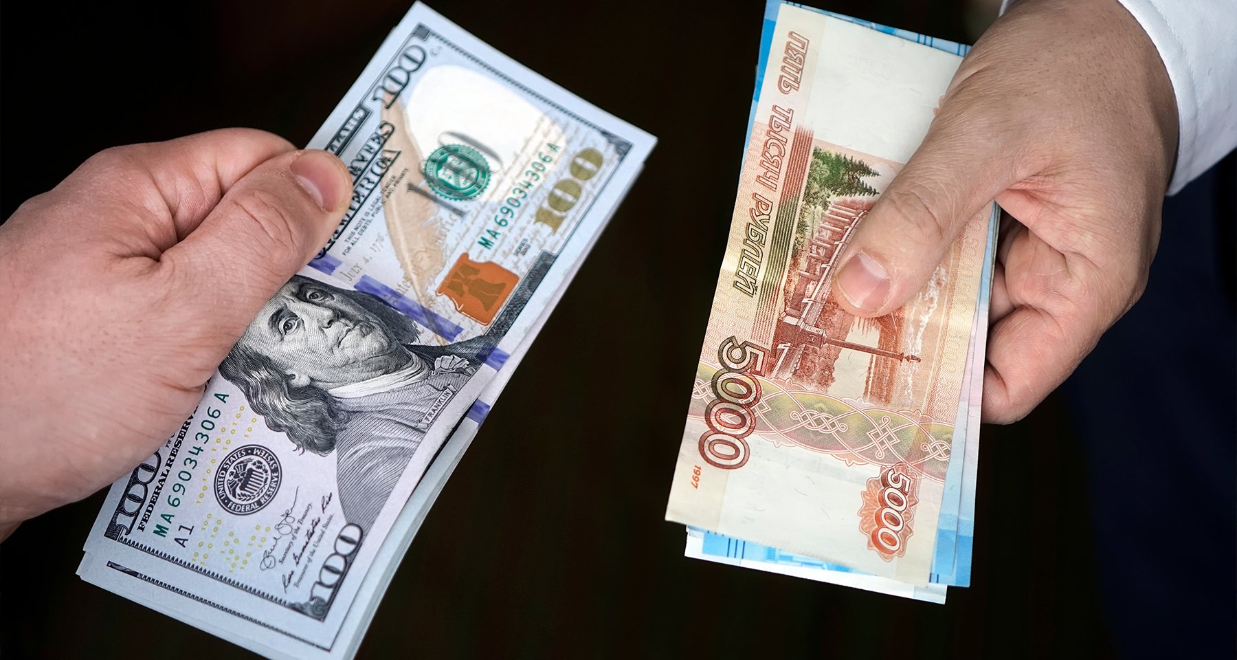 Доллар слабеет: курс упал ниже 82 рублей впервые за месяц